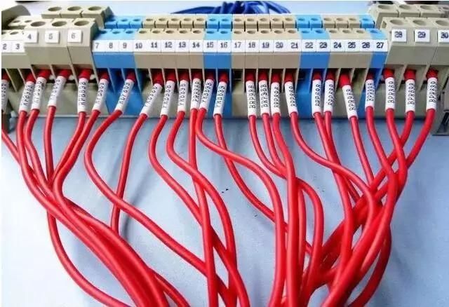 電工是怎么把線整理的這么整齊的?這離不開線號機